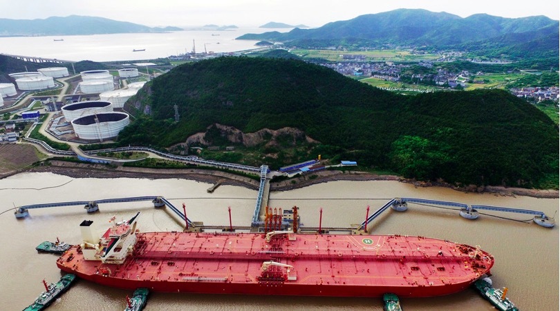 Hơn trăm tàu ùn ùn chở dầu thô siêu rẻ tới TQ