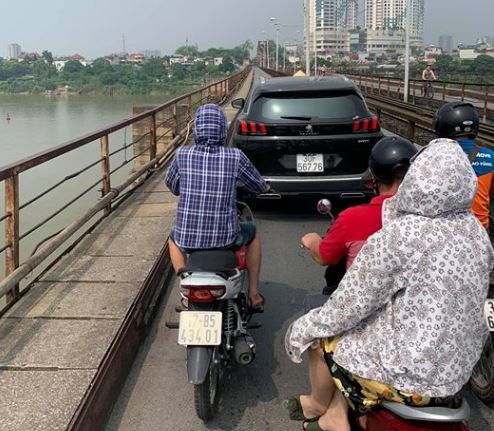 Mặc biển cấm, ô tô hồn nhiên chạy trên cầu Long Biên chiều nay