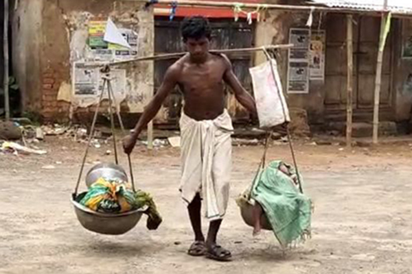 Người đàn ông gánh 2 con, đi bộ 160km suốt 7 ngày để về quê