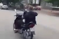Người đàn ông 62 tuổi buông tay, nằm ngửa đánh võng xe máy ở Hà Nội