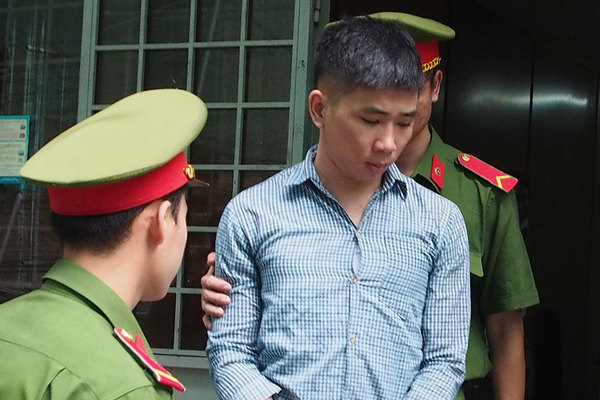 Làm loạn quán cà phê, đổ xăng giết người để níu kéo tình yêu của vợ cũ