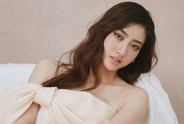 Lương Thùy Linh khoe nhan sắc với vai trần gợi cảm