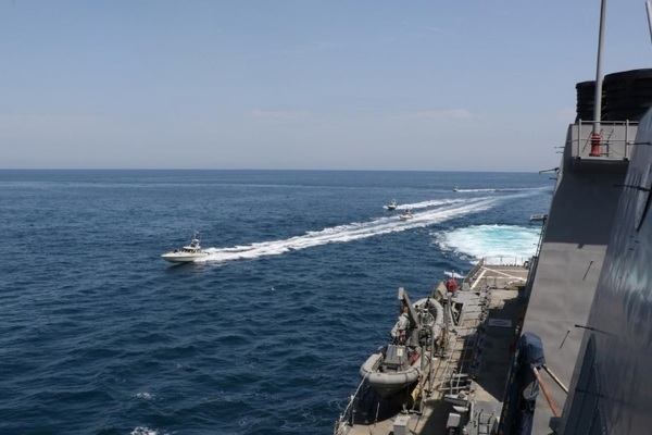 Phản ứng của Iran sau cảnh báo lạ của hải quân Mỹ