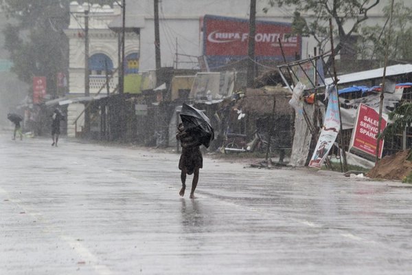 Thảm cảnh của người dân Ấn Độ, hết dịch bệnh lại bão lũ