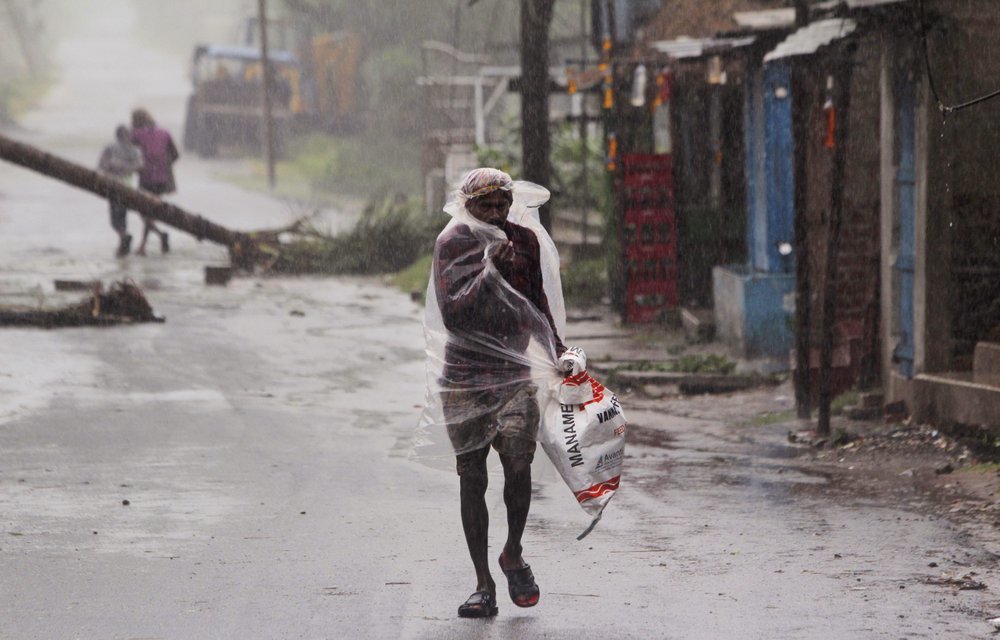 Thảm cảnh của người dân Ấn Độ, hết dịch bệnh lại bão lũ