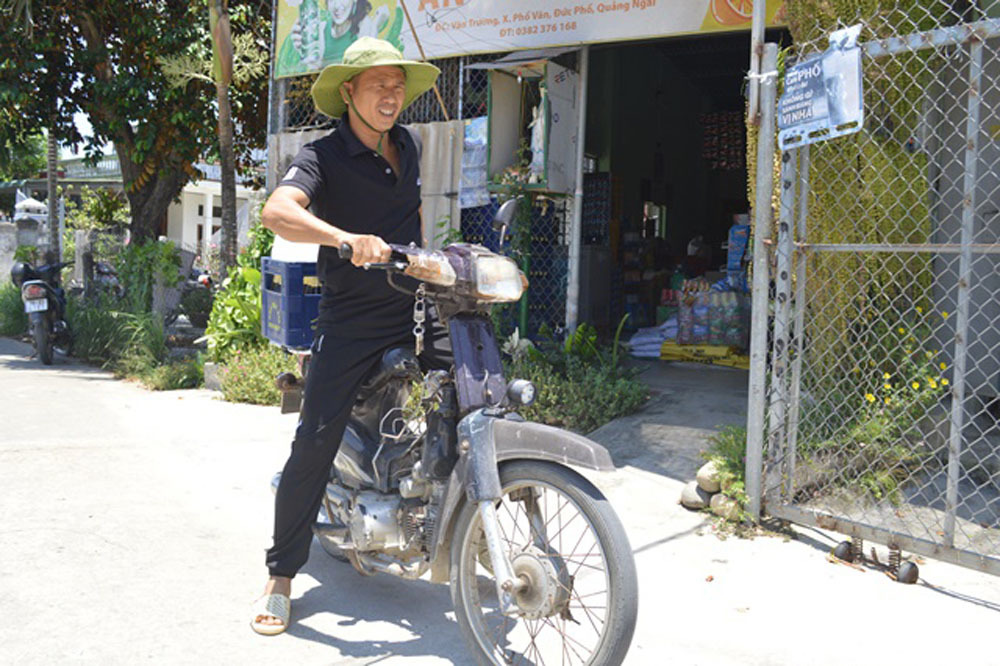 Gặp ‘chú đầu trọc’ mê phát cơm, cháo cho người nghèo