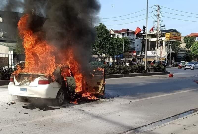 Xế hộp biển tập lái cháy ngùn ngụt trên quốc lộ ngày nắng đổ lửa