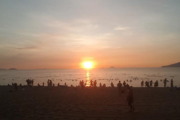 Bãi biển mở cửa trở lại, du lịch Việt bắt đầu nhộn nhịp