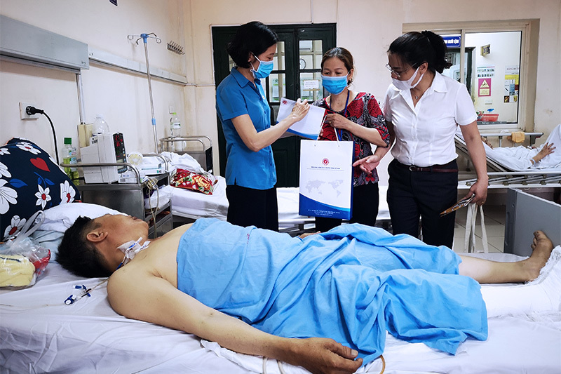 Công đoàn Thông tin & Truyền thông Việt Nam thăm hỏi, tặng quà 2 trường hợp khó khăn