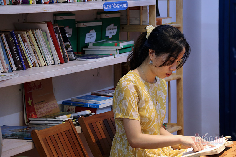 Thư viện miễn phí ở Hà Nội: Khách tự chọn sách, đồ uống