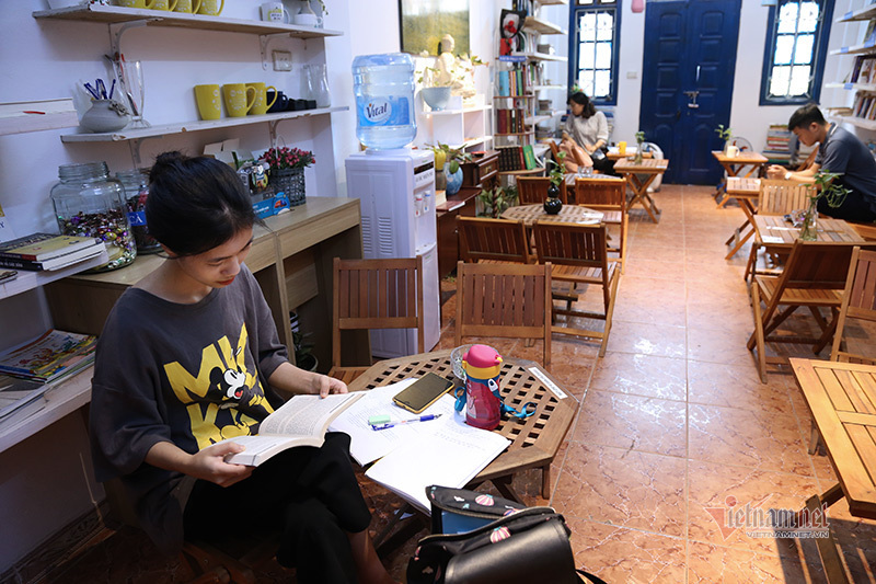 Thư viện miễn phí ở Hà Nội: Khách tự chọn sách, đồ uống