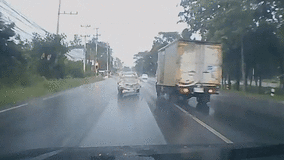 Phanh gấp dưới đường trơn, xe tải xoay tròn trên đường