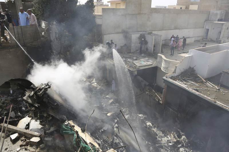 Hiện trường vụ rơi máy bay tan tành khiến 107 người chết ở Pakistan