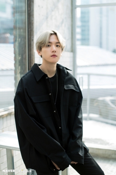 Sao Hàn 23/5: Baekhyun (EXO) cầu xin sự riêng tư vì bị người hâm mộ theo dõi