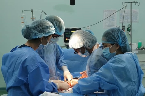 Bác sĩ kinh ngạc với bé trai chào đời có 6 vòng dây quấn chặt