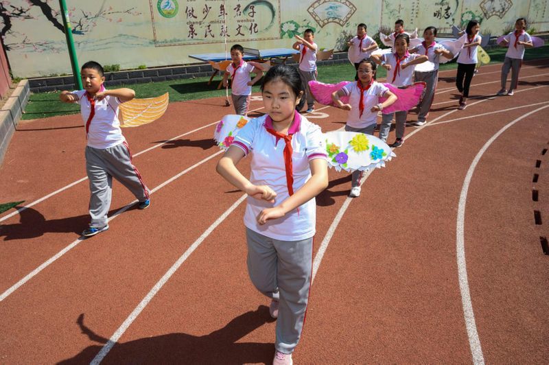 Học sinh Trung Quốc đeo đôi cánh tới trường để duy trì khoảng cách