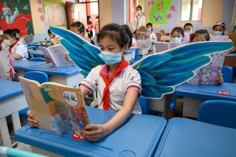 Học sinh Trung Quốc đeo đôi cánh tới trường để duy trì khoảng cách