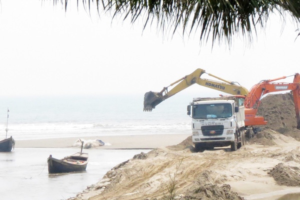 Múc cát sát biển xây biệt thự, sửa sân gôn ở Hà Tĩnh
