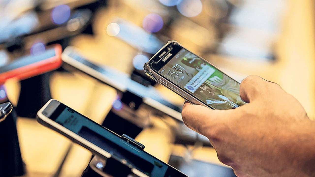 4 smartphone lỗi thời nhưng