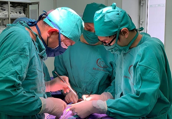 Bé 4 tháng tuổi có ruột đôi hiếm gặp