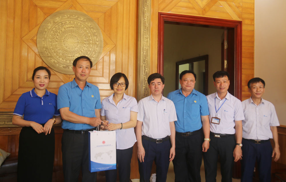 Công đoàn Thông tin và Truyền thông Việt Nam tặng quà bệnh nhân ung thư