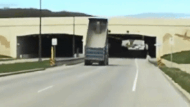 Xe tải va mạnh vào cầu do tài xế quên hạ thùng