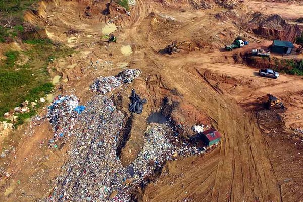 Ngồn ngộn rác 'đổ tạm' trên đỉnh núi ở Vĩnh Phúc