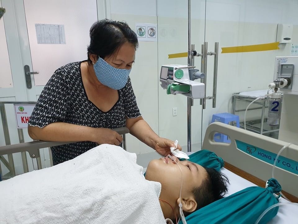 Học sinh bị thương vụ cây phương bật gốc sốc tâm lý khi nghe tin bạn mất