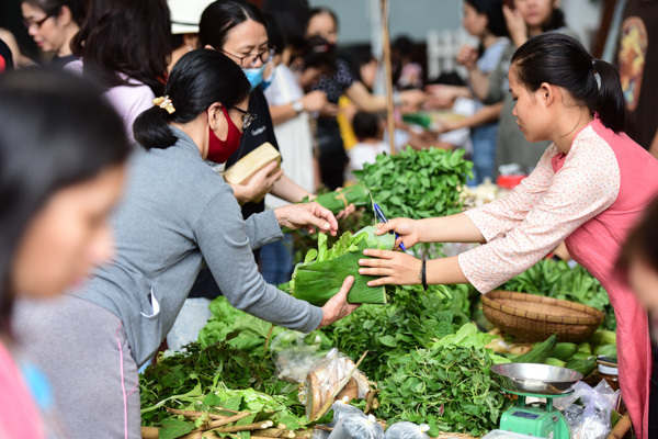 Chợ quê giữa phố Sài Gòn