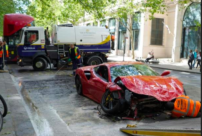 Siêu xe Ferrari 488 GTB vỡ nát đầu sau khi va chạm với xe buýt