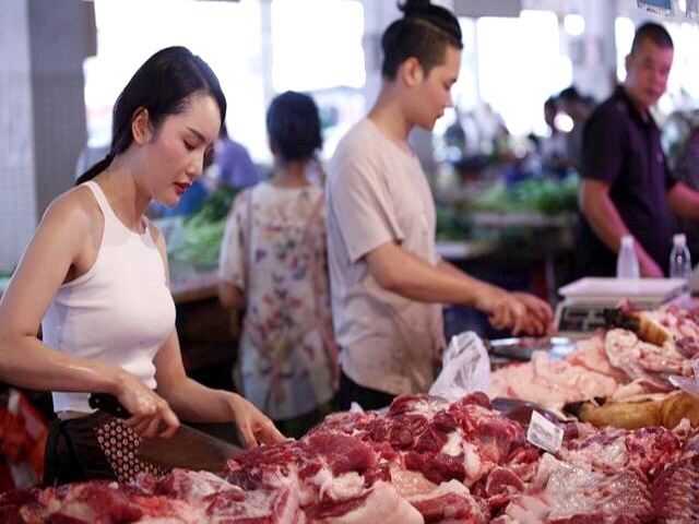 Giá thịt lợn bị 'thổi' lên gần 300.000 đồng/kg, người dân 'sợ', tiểu thương 'khóc ròng'