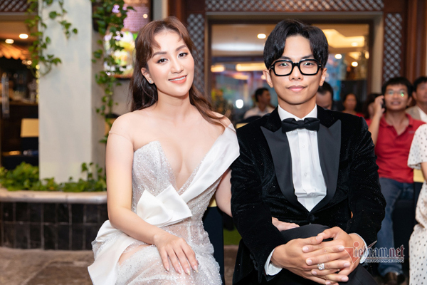 Khánh Thi xinh đẹp bên Phan Hiển trao giải 'Quả bóng vàng 2019'