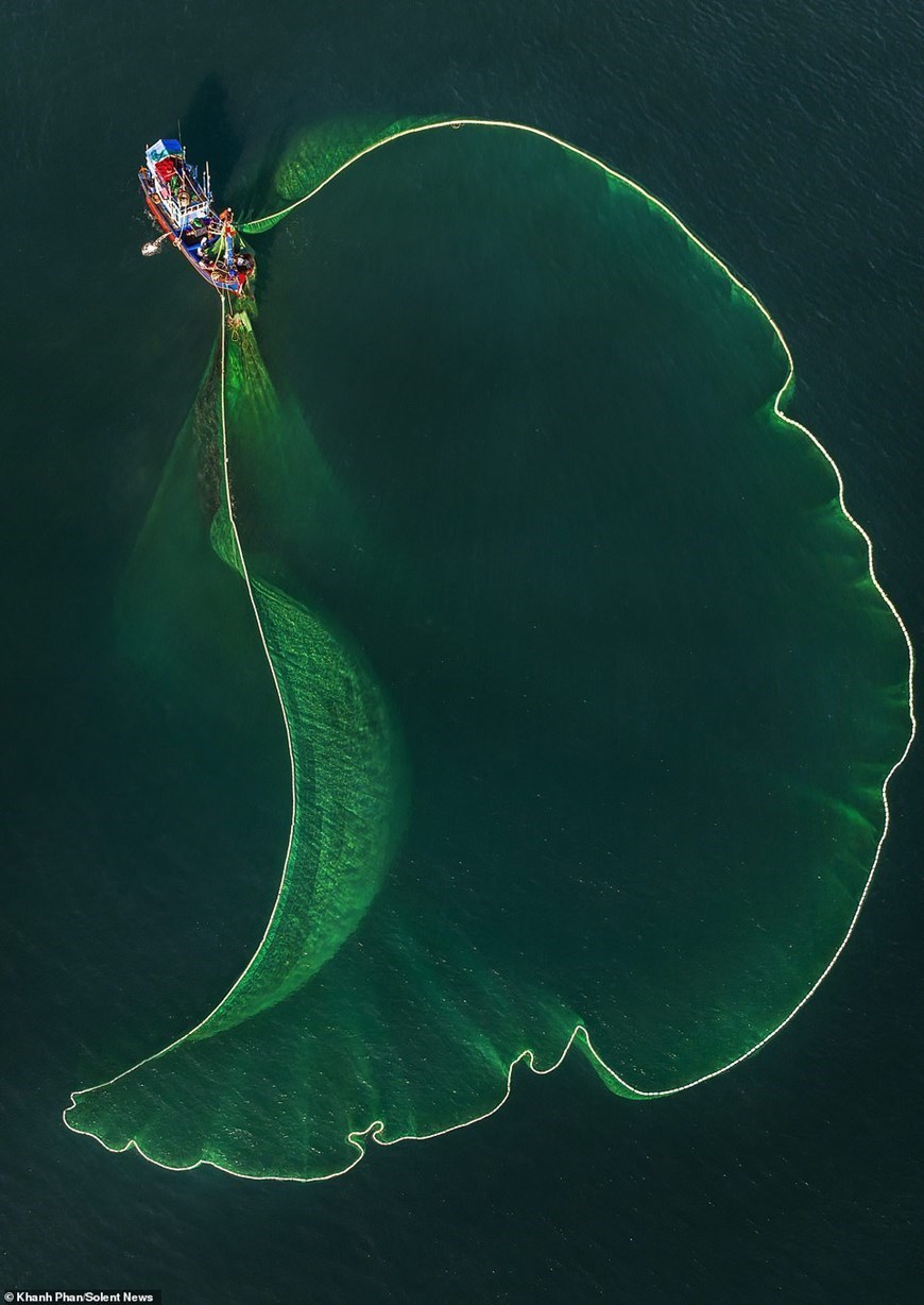 Fishermen create mesmerising patterns at sea