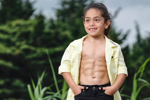 Bé 6 tuổi thành ngôi sao mạng xã hội nhờ cơ bắp 6 múi cuồn cuộn