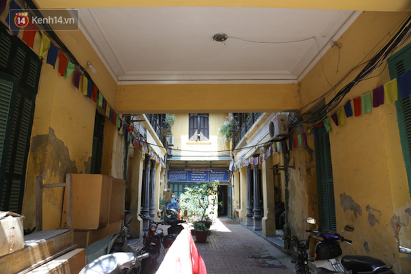 Exploring ancient mansion of unique architecture in Hanoi