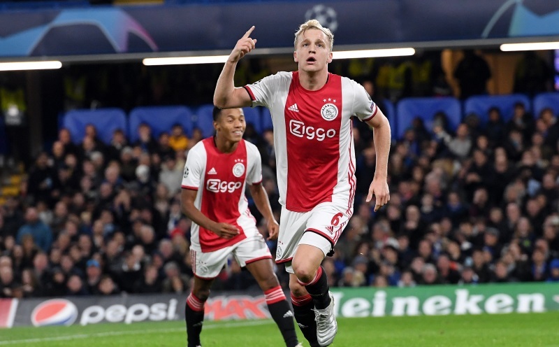 Real Madrid 'đánh úp' MU giành Van de Beek