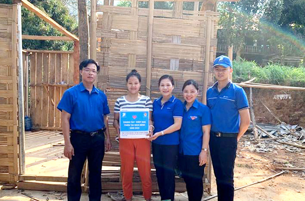 VNPT Lai Châu tặng quà hỗ trợ các gia đình gặp thiên tai