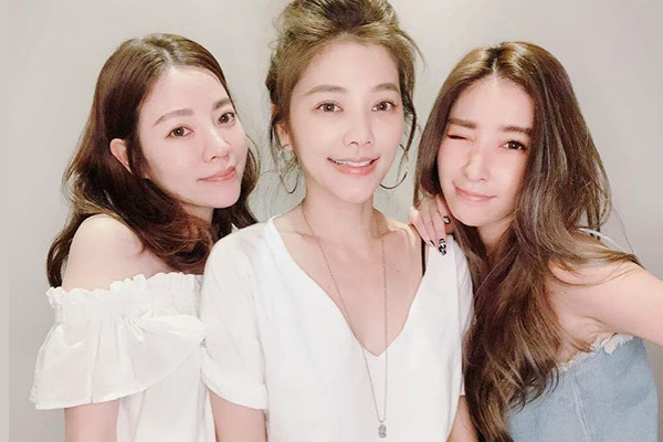 Vẻ trẻ đẹp của ba chị em gái ở độ tuổi 40 bị 'thời gian bỏ quên'