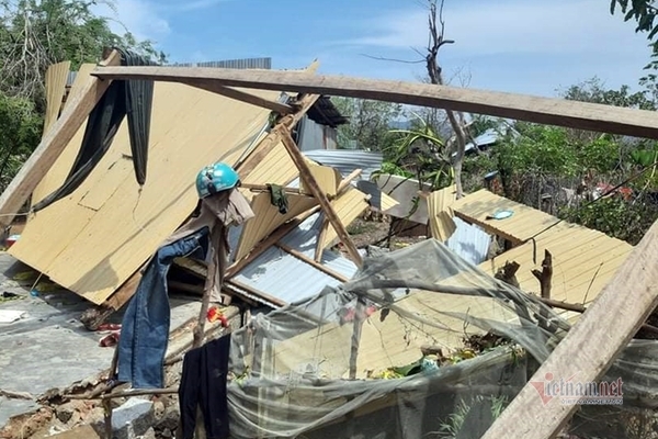 Mưa lớn, lốc xoáy làm nhiều nhà ở Ninh Thuận đổ sập