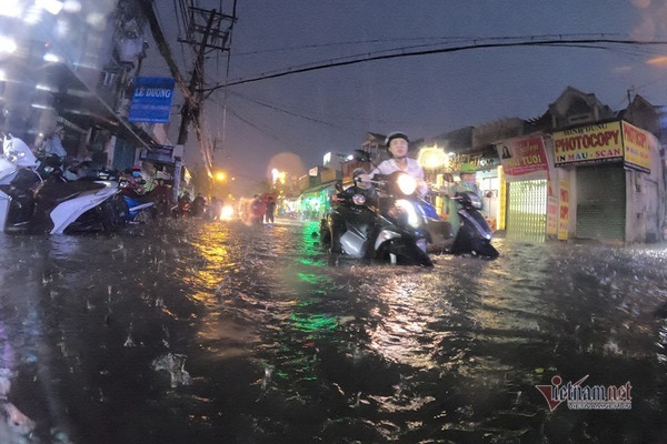 Mưa xối xả cuối buổi chiều, đường Sài Gòn lại dập dềnh sóng nước