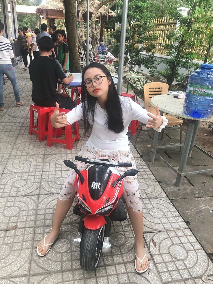 Hoa hậu Lương Thuỳ Linh đến viếng bé trai tử vong vì cây phượng đè