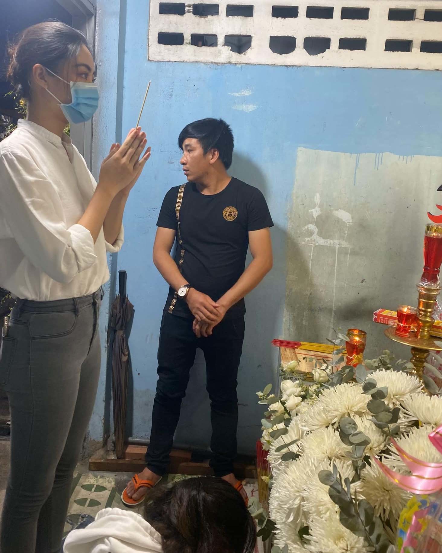 Hoa hậu Lương Thuỳ Linh đến viếng bé trai tử vong vì cây phượng đè