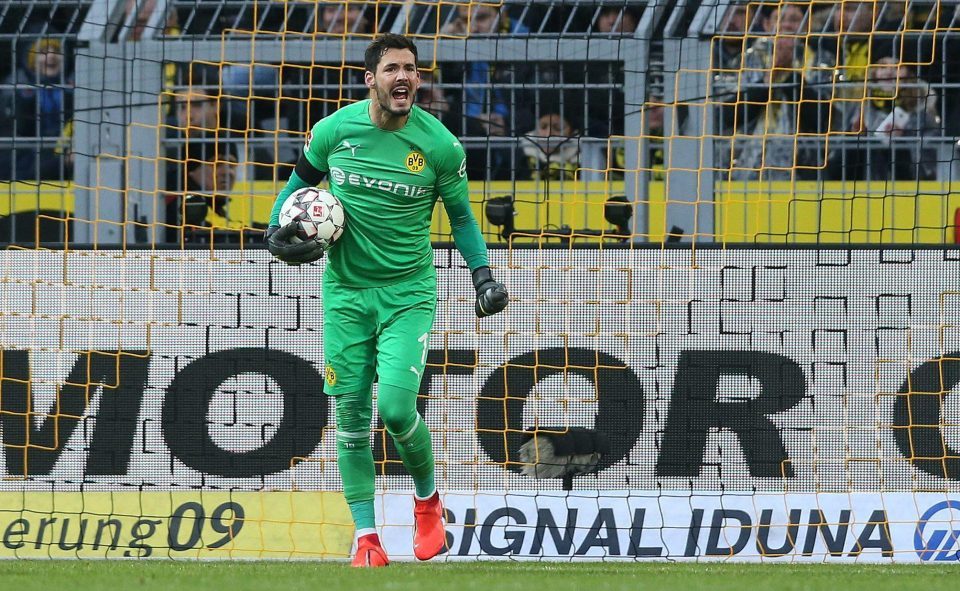 Chelsea gây sốc chiêu mộ thủ môn số 1 Dortmund
