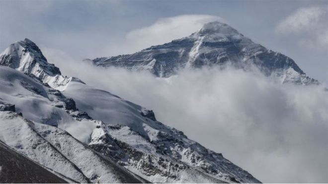 Mount Everest: Chinese team summit during pandemic