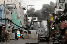 Xưởng giày da ở Sài Gòn cháy ngùn ngụt, cả khu phố náo loạn