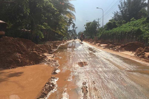 Lũ cát trên đồi ập xuống đường, thiệt hại nhiều cơ sở du lịch ở Mũi Né