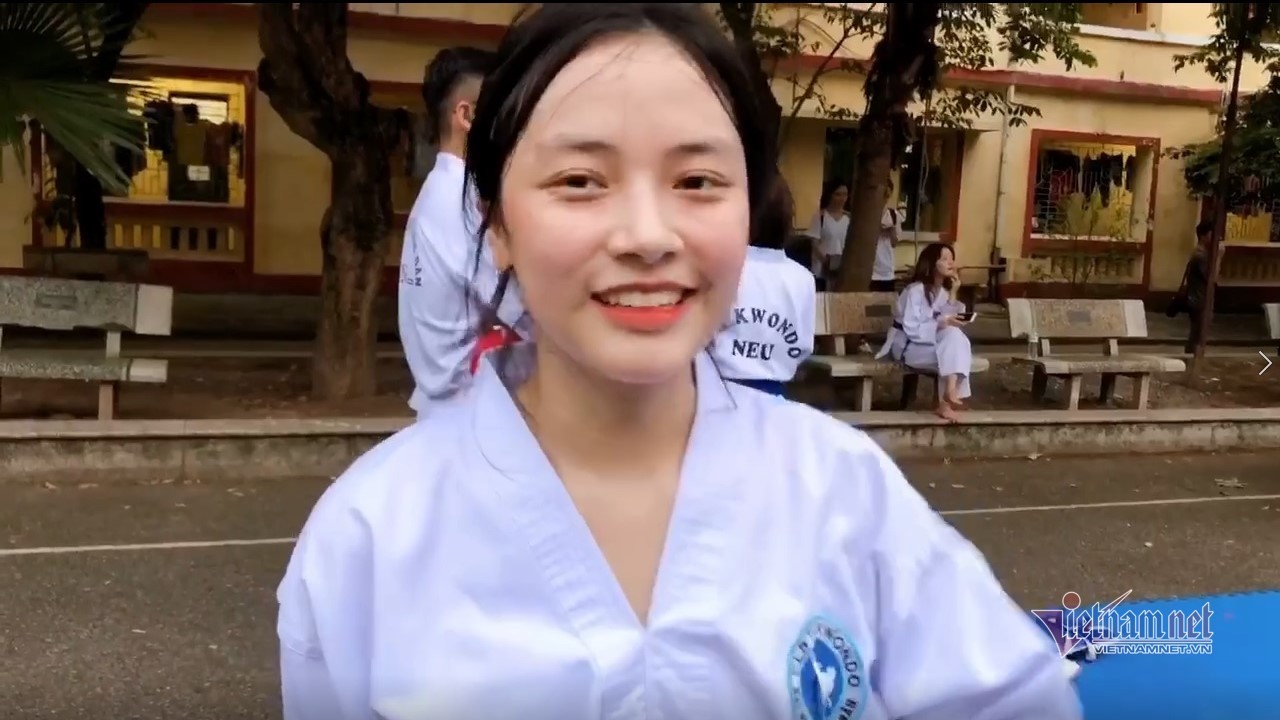 Vẻ xinh xắn, đáng yêu của nữ sinh câu lạc bộ Taekwondo trường kinh tế 'đốn tim' dân mạng