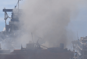 Đang neo đậu để sửa chữa, tàu cá tiền tỷ bốc cháy ngùn ngụt