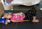 Bé gái 7 tuổi ung thư võng mạc: "Con muốn lớn nhanh giúp mẹ trả nợ!"