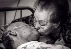 Nụ hôn của vợ giúp cụ ông 85 tuổi sống sót diệu kỳ